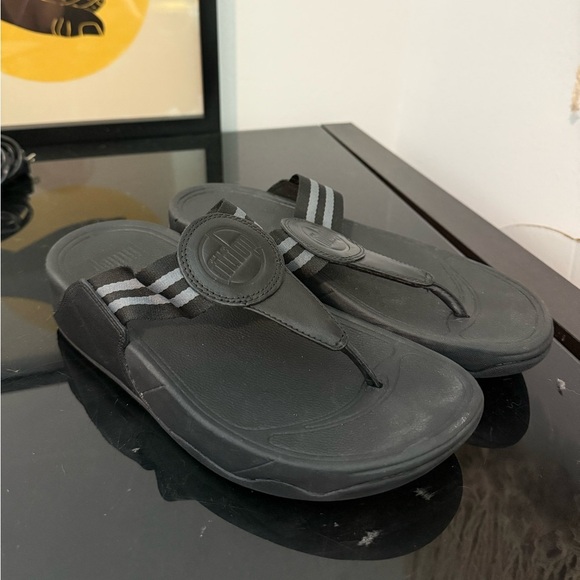 FitFlop Walkstar  Toe Post Sandals Women's Black Slip-On Wedge Comfort Size 6 - Picture 1 of 5